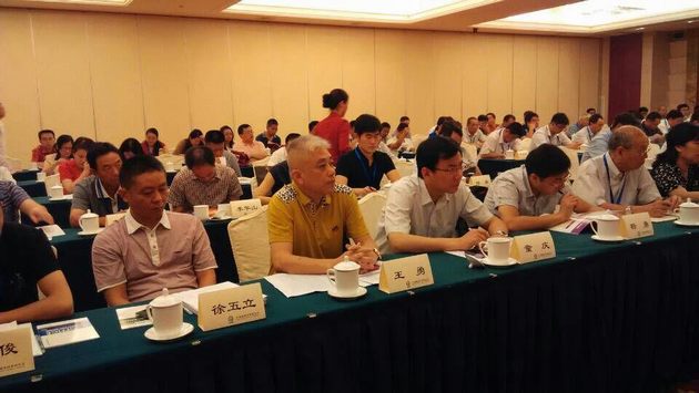 图3、宏陶企业市场总监王勇（左二）特邀代表参会