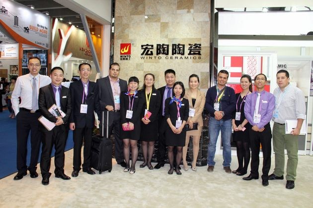 图12、宏陶陶瓷出口部销售精英与海外客商合影.jpg