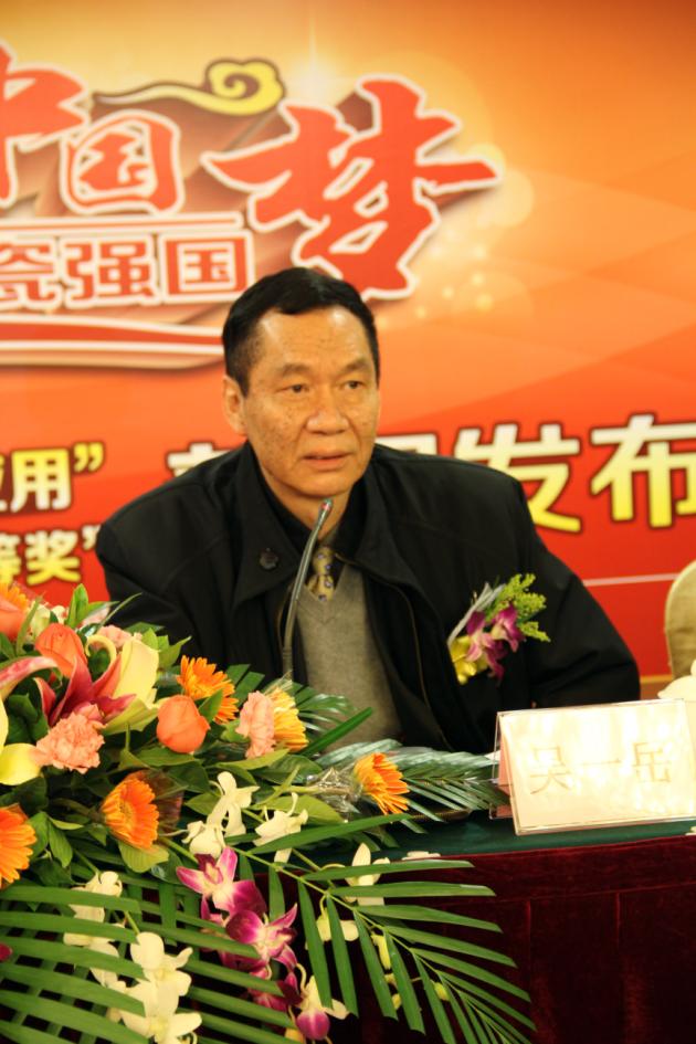 图3、中国建材联合会副会长、广东建材协会会长吴一岳盛赞宏陶公司的科技创新