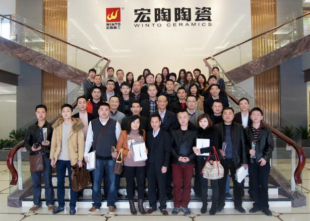 图2、企业相关领导、宏陶各销售老总、获奖经销商代表、销售业务代表及设计师代表在展厅大堂大合影