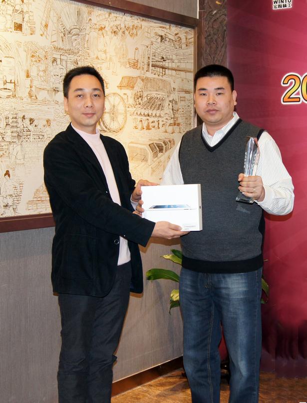 图6、宏陶广东线销售副总庞永江为广东肇庆宏陶专卖店经销商颁奖