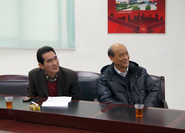 图2、企业副总欧家瑞（右一）、宏陶销售总经理陆志江对参评专卖店装修效果感到满意