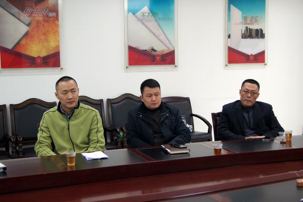 图4、宏陶釉面砖销售副总王虎明(左一)、宏陶仿古砖销售副总曹刚毅（中）、宏陶抛光砖销售副总张彦（右一）审评会上