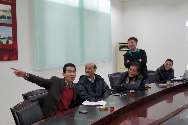 图11、宏陶销售总经理陆志江对获评优秀专卖店精彩点评