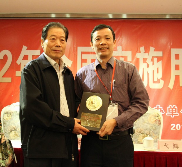 5、全国用户委员会主任弋辉（左）与宏陶市场总监霍达炎合影