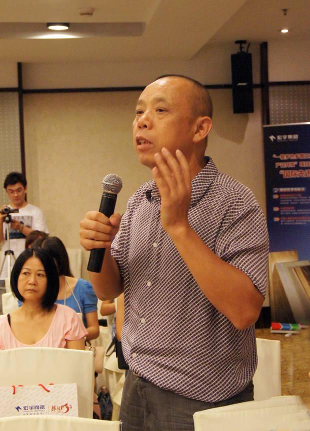 图4、陶瓷资讯报社长喻镇荣盛赞宏陶公司诚信赢天下