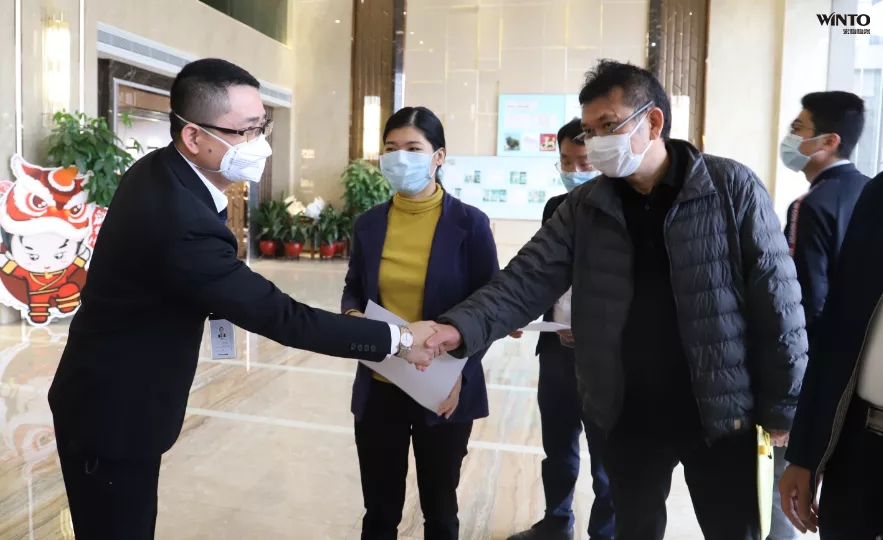 宏陶瓷砖销售副总经理曹俊陪同实地考察