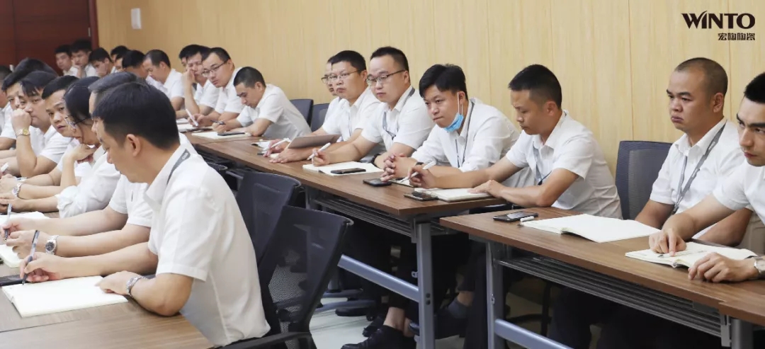 宏陶团队成员聚精会神听课