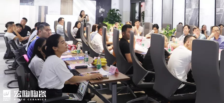 宏陶瓷砖地砖与会人员交流图