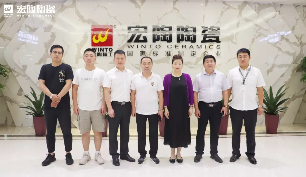 宏陶瓷砖和地砖领导拍照留念