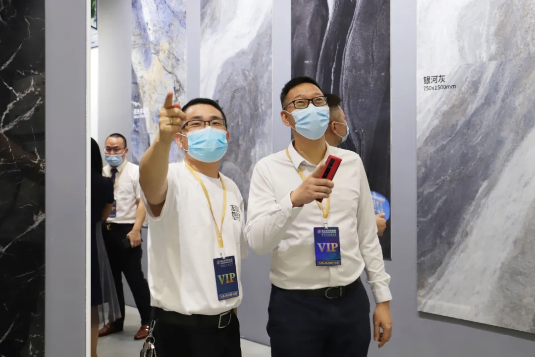 集团董事长梁桐灿、集团领导及宏陶陶瓷高层等打卡“宏陶梦工场”图