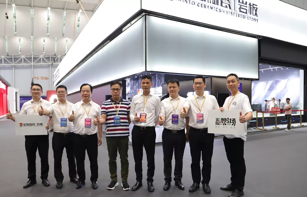 集团董事长梁桐灿、集团高层打卡宏陶梦工场图片