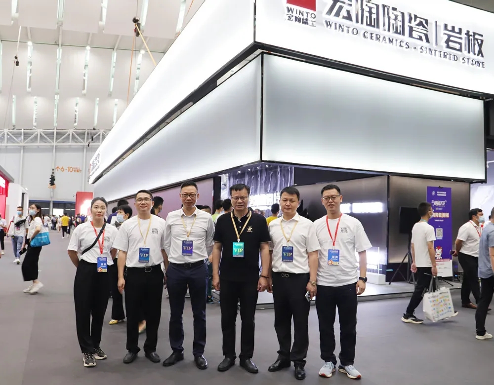 宏陶品牌总经理曹刚毅等一众领导合影图片集团陶瓷控股销售总经理霍兆强