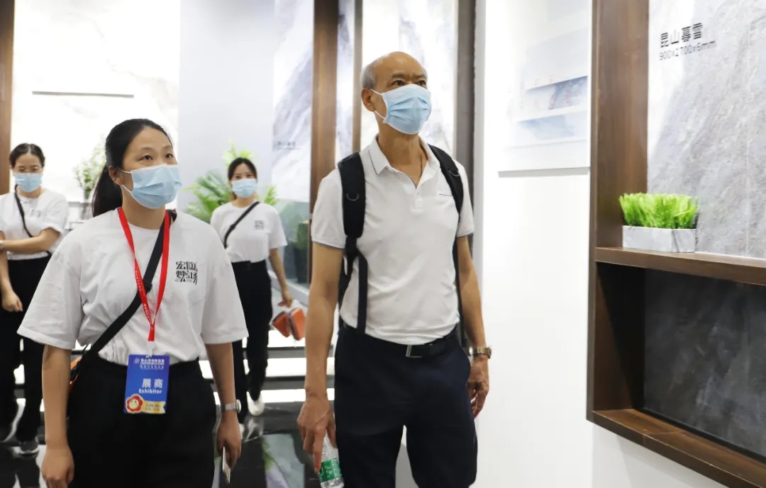 集团董事长助理叶劲立和集团顾问欧家瑞参观宏陶梦工场图片