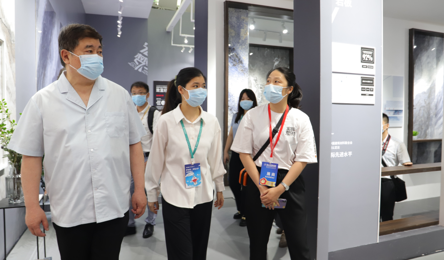 故宫博物院第六任院长单霁翔参观宏陶梦工场图片