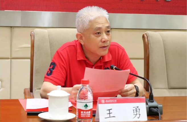 宏陶瓷砖地砖集团市场总监王勇讲话图