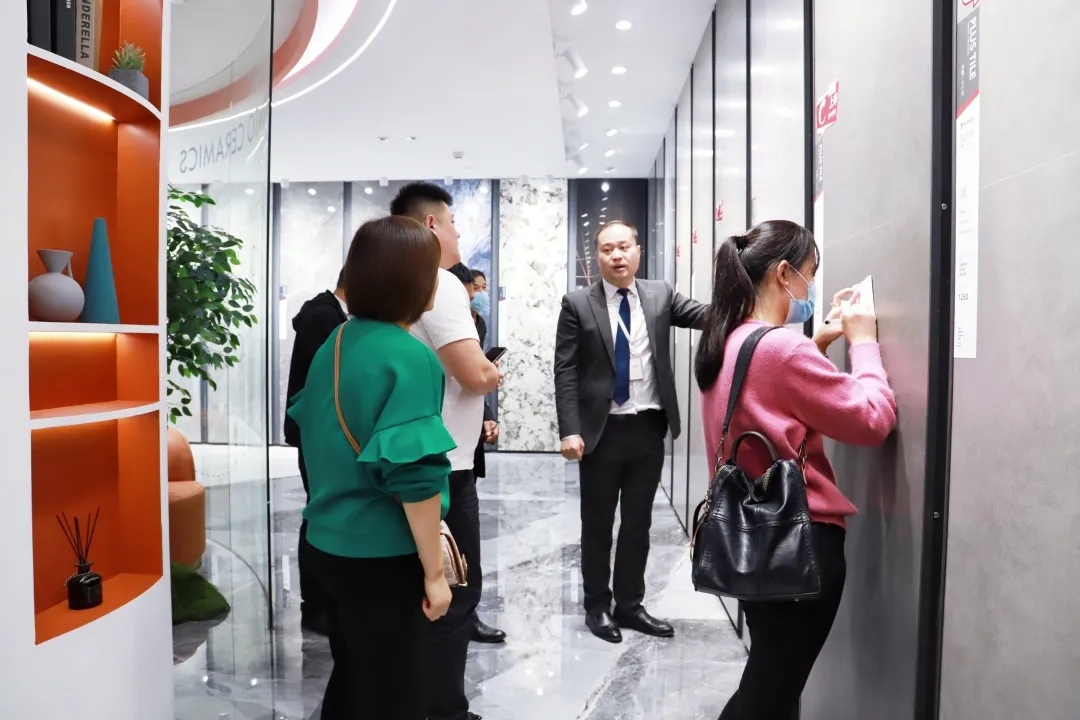 宏陶瓷砖地砖总部展厅参观人员现场图