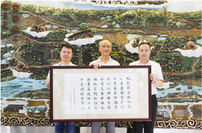 诗人悟变恒为即将展现的拼画开幕赋诗《七律·贺宏陶陶瓷拼画揭幕》